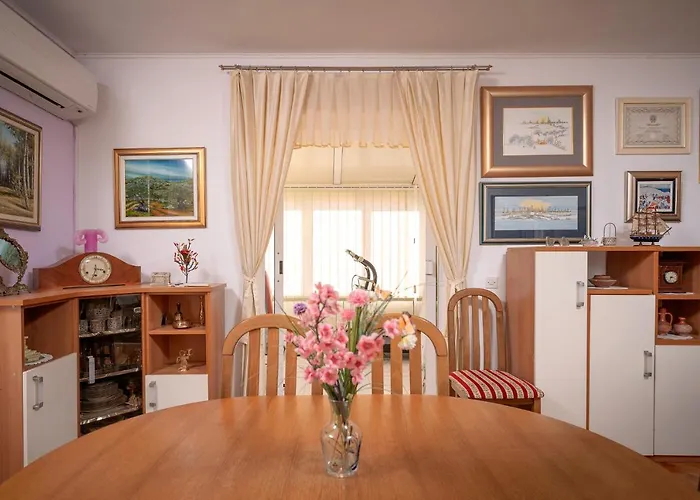 Spacious Apartment *